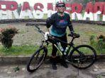 Hasmita, umur 71 tahun, dari komunitas GOBER Lampung saat selesai melibas tanjakan sisi timur Gunung Merapi Sleman (foto: istimewa)