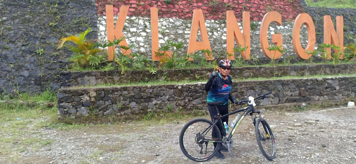 Hasmita usia 71 tahun penghobi sepeda GOBER Lampung taklukkan tanjakan Klangon Merapi ketinggian 1100 meter di atas permukaan laut (foto: istimewa)