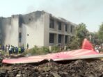 Sirip ekor Air India 787-8 VT-ANB terlihat di lokasi kecelakaan dekat Bandara Ahmedabad, India. Foto: inhua/Alamy SP