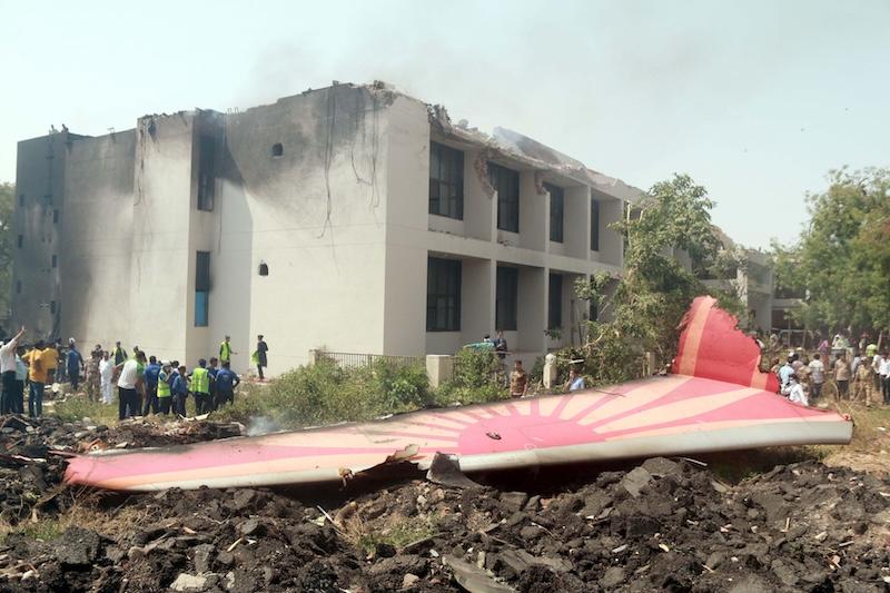 Sirip ekor Air India 787-8 VT-ANB terlihat di lokasi kecelakaan dekat Bandara Ahmedabad, India. Foto: inhua/Alamy SP