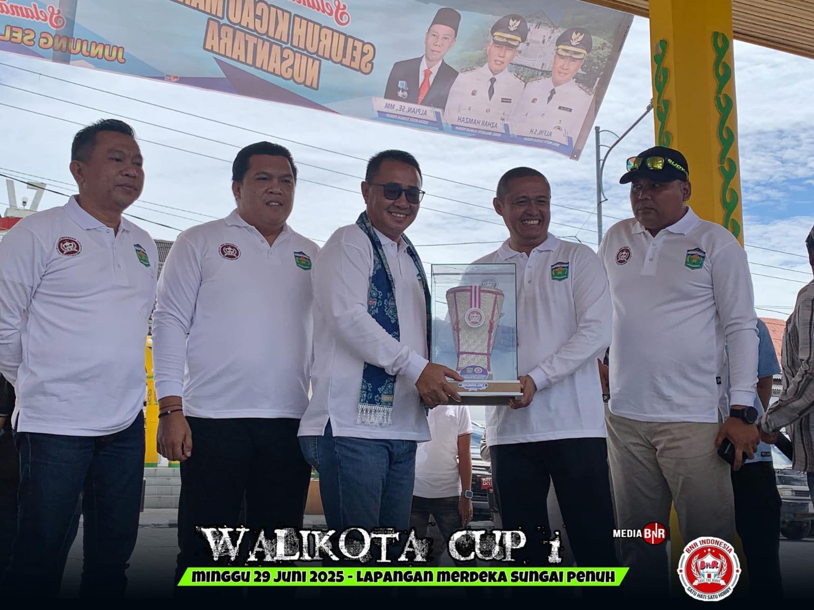 Penyerahan Cindera Mata dari Ketua panitia Kepada Walikota Sungai Penuh.