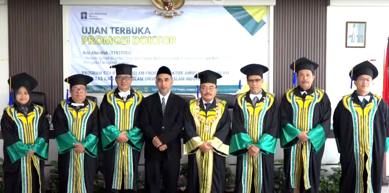 Aris Abdullah diapit penguji, promotor dan ketua sidang ujian terbuka promosi doktor di FIAI UII (foto: istimewa)