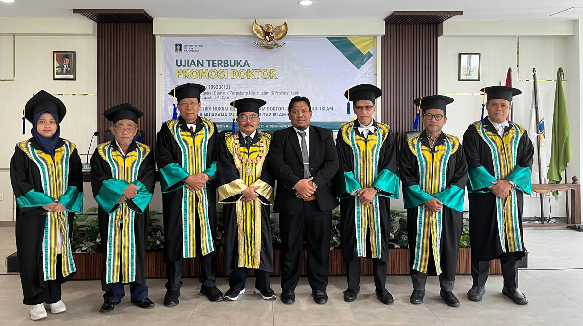 Tengku Azhar bersama penguji, promotor Ujian Terbuka Promosi Doktor di FIAI UII (foto: istimewa)