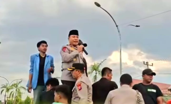 Kapolda Riau Irjen Pol Dr. Herry Heryawan, S.I.K., M.H., M.Hum., Saat Menyampaikan Sikap Polda Riau di Hadapan Massa Mahasiswa BEM UIN Riau dan Komunitas Ojol Pekanbaru