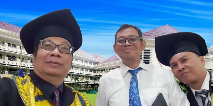 Kiri bertoga: Widodo Brontowiyono, bersama rekan sesama guru besar FTSP UII, Prof. Ar. Ilya Fadjar Maharika dan Prof. Eko Siswoyo