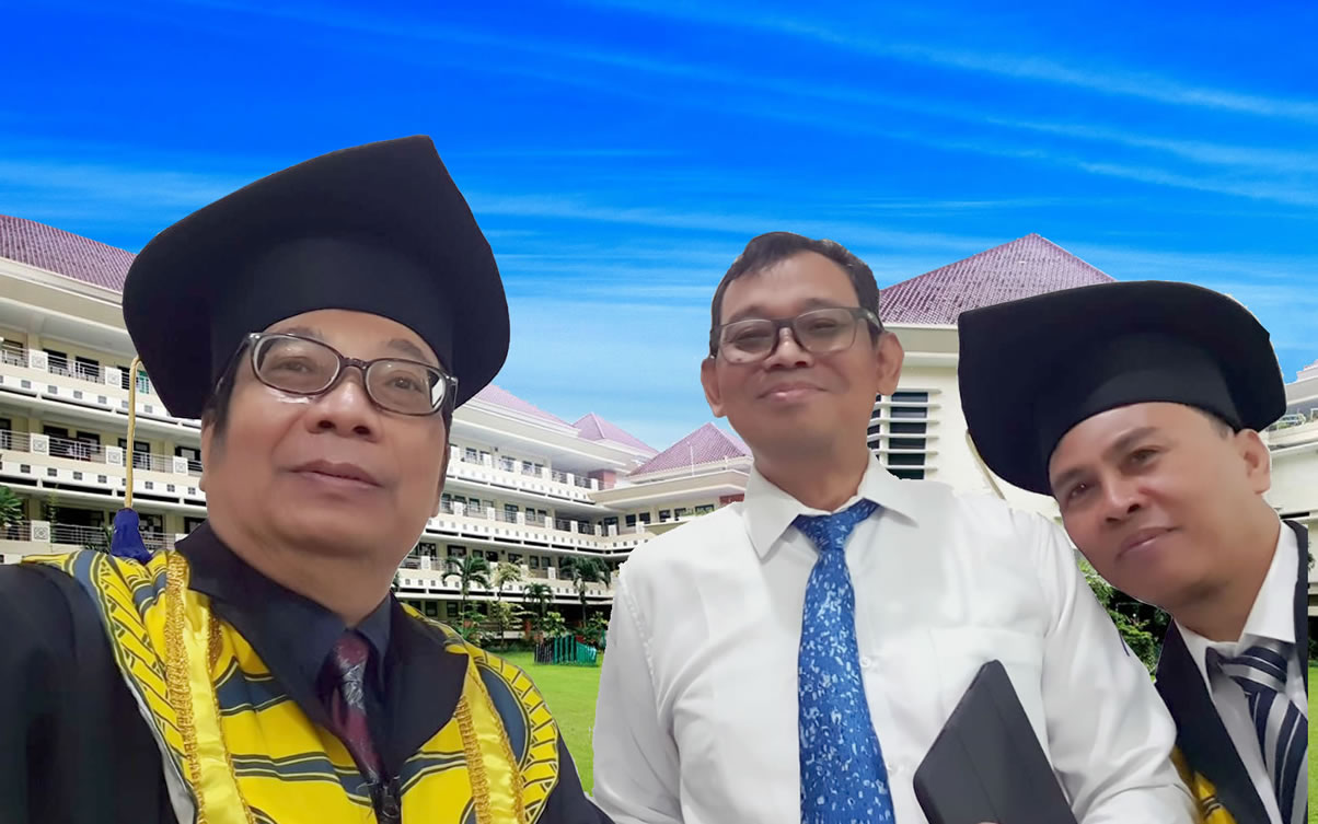 Kiri bertoga: Widodo Brontowiyono, bersama rekan sesama guru besar FTSP UII, Prof. Ar. Ilya Fadjar Maharika dan Prof. Eko Siswoyo