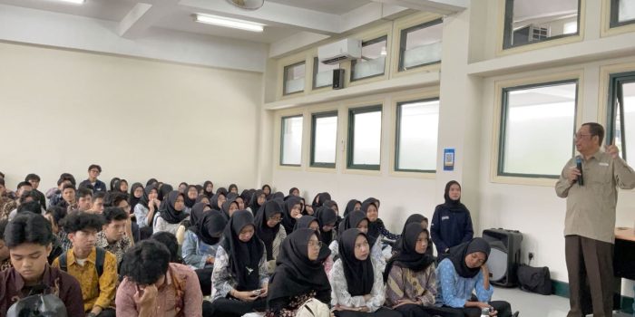 Prof. Dr.-Ing. Ir. Widodo Brontowiyono, M.Sc bekali mahasiswa baru Prodi Teknik Lingkungan dengan rumus Sukses (foto: TL UII)