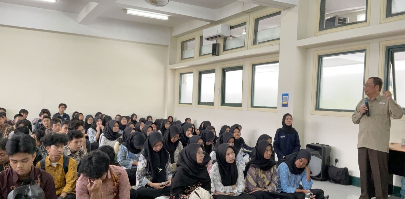 Prof. Dr.-Ing. Ir. Widodo Brontowiyono, M.Sc bekali mahasiswa baru Prodi Teknik Lingkungan dengan rumus Sukses (foto: TL UII)