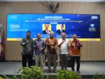 Tengah: Wakil Rektor UII Prof. Dr. Jaka Nugraha, S.Si., M.Si diapit narasumber seminar (Foto; Istimewa Wid)