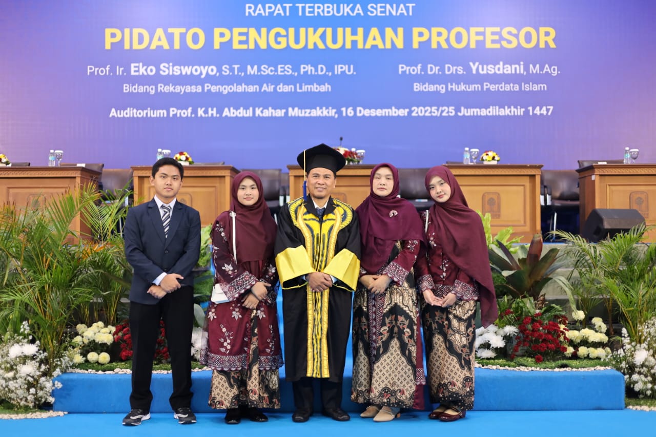 Prof. Ir. Eko Siswoyo bersama keluarga (foto: Istimewa)